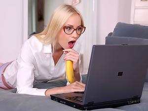 bella moretti makes herself squirt like a geyser