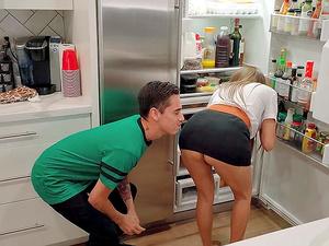 kelly star spreads those cheeks